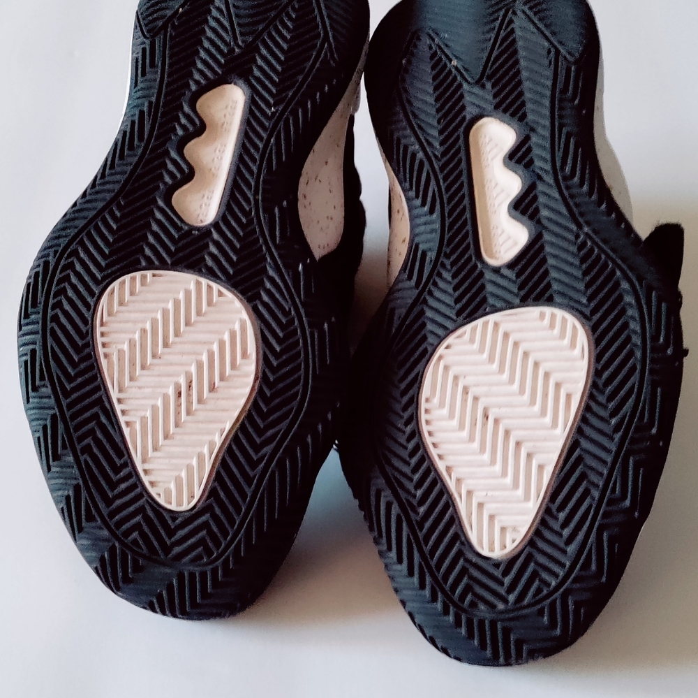 Adidas black & gold metallic deep threat child basketball shoes.  Great conditio - Picture 4 of 6